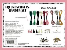 Text: "FREUNDSCHAFTS-BÄNDER-SET, 1 Kunststoffnadel, 6 Garne, 3 Metallic-Garne, 12 Anhänger, 100 Scheibenperlen, 50 runde Perlen." 
Farbiges Set mit Garnen, Perlen, Anhängern, Nadel.
