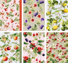 "Fiori Rampicanti" und "Fruit Papers" zieren Illustrationen von Früchten und Blüten: Erdbeeren, Feigen, Zitronen, Äpfel, Kirschen, Himbeeren.