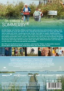 Titel: „Ein Sommer in Sommerby“. Oma Inge und Kinder tragen Körbe in ländlicher Kulisse. Bootverleihschild sichtbar.
