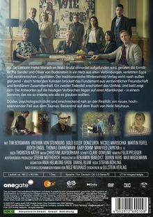 Als die Lektorin Heike Wersch im Wald brutal ermordet aufgefunden wird, geraten die Ermittler Pia Sander und Oliver von Bodenstein... 

Beschreibung: Eine Gruppe von Personen steht in einem Raum um einen Tisch, an dem eine Frau sitzt.