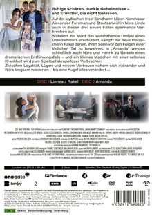 **Texte:** 

- "Ruhige Schären, dunkle Geheimnisse – und Ermittler, die nicht loslassen."
- "Auf der idyllischen Insel Sandhamn klären Kommissar Alexander Forsman und Staatsanwältin Nora Linde auch in diesen drei neuen Fällen spannende Verbrechen auf."

**Bildbeschreibung:** 

Eine Personengruppe zeigt unterschiedliche emotionale Interaktionen in zwei separaten Fotoszenen.

