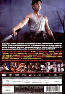 Ein Mann im grauen Tanktop hält ein Schwert. Er steht in einer angespannten Kampfhaltung.