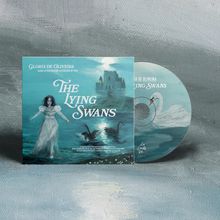 "The Lying Swans" von Gloria de Oliveira. Illustration mit Frau, Schloss und Schwänen in einer mystischen Szenerie.