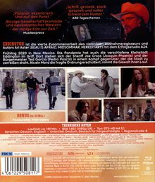 “Visionär, exzentrisch. Und auf den Punkt.” Szenen von Polizisten und einem Cowboy, der seine Pistole zieht. Darunter weitere Filmszenen.