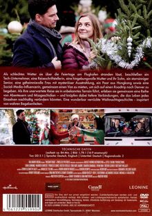 Zwei Menschen stehen lächelnd nebeneinander, umgeben von weihnachtlicher Dekoration. Unten sind technische Filmdaten.