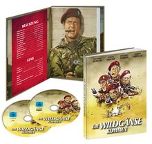 "Die Wildgänse kommen." Oben vier Schauspielernamen. Cover zeigt Soldaten in Uniform. Zwei Discs und ein offenes Buch im Hintergrund.