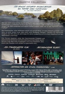 „Ein opulent gefilmter Erlebnisbericht. Das Porträt eines Furchtlosen.“ Meer mit grünen Inseln; Segelboot; Porträts von Personen.