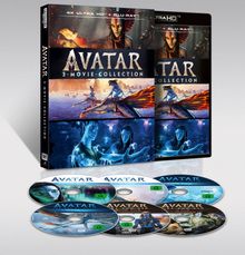 "Avatar 3-Movie-Collection" auf einer DVD-Box. Abbildungen von blauen Figuren und Landschaften, sechs Discs davor.
