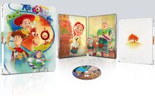 "Toy Story 5" in buntem Stil mit Figuren Woody, Buzz und Jessie auf einer DVD-Verpackung, daneben geöffnete Hülle.