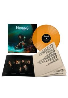 "Khemmis" oben, gelbe Vinyl-Schallplatte, Gemälde eines Ritters, darunter ein Bandfoto und Texte auf Pergament.