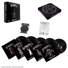 Schriftzug "Samael: Morbid Metal" auf Schallplatten, Box, Patch und Poster. Es hat ein dunkles Thema mit okkulten Symbolen.