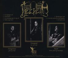 Eine schwarze Illustration mit goldenem Text, der eine Trackliste einer Band, Namen und deren Rollen beschreibt. Drei Bandfotos.