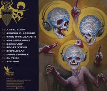 Liste von zehn Liedtiteln auf der linken Seite, daneben drei Totenköpfe mit Kopfhörern und gelben Heiligenscheinen.