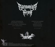 „Daemonium Regni“ oben; Trackliste in Lateinisch. Unten Drache-Illustration und "Darkness Shall Rise" Logo links.