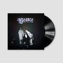 „Séance“ und „Get Well Soon“ in leuchtenden Buchstaben. Ein Mann in Schwarz mit Geisterwesen im Hintergrund.