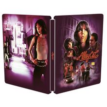 "Alley Cat" in schwungvoller Schrift, Illustration mit Großstadt-Szene, Frauen im Vordergrund, düstere Straßenkulisse.