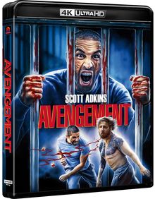 „SCOTT ADKINS AVENGEMENT“ steht groß auf einer Blu-ray-Hülle. Ein wütender Mann hinter blutigen Gitterstäben.