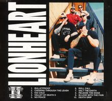 "Valley of Death" oben links. Albumtitel "LIONHEART" vertikal. Darunter zehn Songtitel. Fünf Musiker auf einer Treppe.