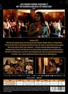 "Hollywoods Horror verschmilzt mit der bedrohlichen Realität Brasiliens." Oben ein Zitat, unten eine Szenenbeschreibung.