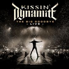 "Kissin' Dynamite, The Big Goodbye Live". Ein Sänger auf einer Bühne, jubelnde Menge, Konfetti fällt herab.