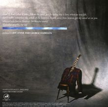 Texte: "cloud 9, that's what it takes..."; Produziert von Jeff Lynne und George Harrison. Eine Gitarre lehnt an einem Stuhl.