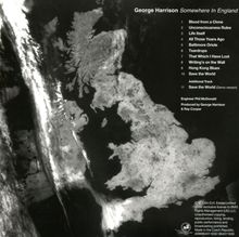 Album "Somewhere in England" von George Harrison, Trackliste mit 11 Titeln. Satellitenbild von Großbritannien.