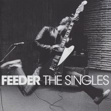 "FEEDER THE SINGLES" in Großbuchstaben, ein Musiker in kräftigem Sprung greift eine E-Gitarre vor verstärktem Hintergrund.