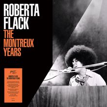 "ROBERTA FLACK THE MONTREUX YEARS" in Weiß und Orange. Rechts singt eine Frau mit Afro vor einem Mikrofon.