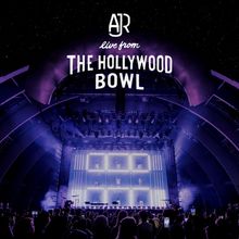 Text: "AJR live from The Hollywood Bowl." Konzertbühne mit violetten Lichtern und einer Menschenmenge.