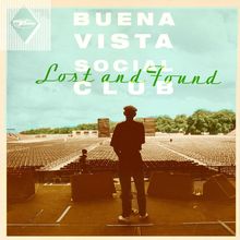 BUENA VISTA SOCIAL CLUB Lost and Found. Ein Mann steht auf einer Bühne vor leerem Publikum, umgeben von Bäumen.