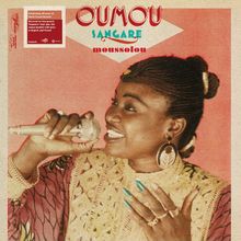 "Oumou Sangaré - Moussolou" steht oben. Eine Frau singt in ein Mikrofon, trägt ein farbenfrohes Kleid und hat türkise Nägel.