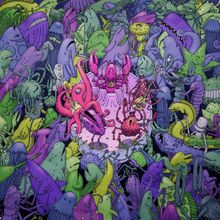 Eine bunte Unterwasser-Illustration mit Tintenfischen und Krabben auf einem Podest umgeben von Meerestieren.