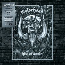 "Motörhead", "kiss of death". Ein bedrohliches Monster mit Metallhelm und langen Reißzähnen vor düsterem Hintergrund.