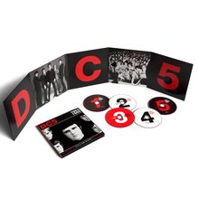 Große Buchstaben "D C 5" und CDs mit Zahlen 1 bis 5, schwarz-weißes Foto von Personen sowie Publikum zu sehen.