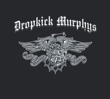 Text: "Dropkick Murphys", "The Meanest of Times". Ein Logo mit geflügeltem Herz und Band-Elementen, in dunklen Tönen.