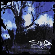 "Staind Break The Cycle 25th Anniversary Live" in stilisierter Schrift. Ein kahler Baum vor blauem Himmel.