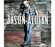 "MY KINDA PARTY", "JASON ALDEAN". Ein Mann in kariertem Hemd und Cowboyhut lehnt lässig an einer Holzwand.