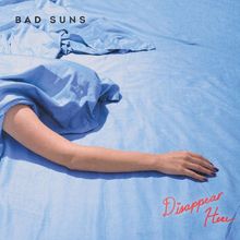 Oben steht "BAD SUNS", unten in geschwungener Schrift "Disappear Here". Ein Arm liegt auf hellblauer Bettwäsche.