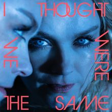 Blauer Hintergrund, rote Schrift: "I THOUGHT WE WERE THE SAME". Zwei Gesichter mit intensiven blauen Augen.