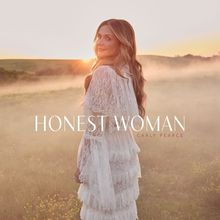 Texte: "HONEST WOMAN" und "CARLY PEARCE". Eine Frau in einem weißen Spitzenkleid steht in einer nebeligen Wiese beim Sonnenuntergang.
