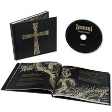 Oben: "Iommi", "From the Dark", "BMG". Links Buch mit Kreuzmotiv, rechts CD, unten aufgeschlagenes Buch mit Text und Illustrationen.