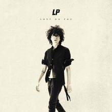 Text: "LP LOST ON YOU". Eine Person mit lockigem Haar in schwarzer Kleidung steht vor einem hellen Hintergrund.