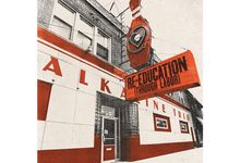 Rechts: "RE-EDUCATION (THROUGH LABOR)". Gebäude mit Schriftzug "ALKALINE TRIO" und markantem rotem Schild.