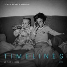 Titel: "TIMELINES". Zwei Kinder liegen auf einem Sofa, trinken aus Flaschen.