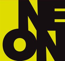Schwarzer Text "NEON" auf gelbem Hintergrund, Buchstaben überlappen einander.