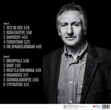 Eine Liste von Musiktiteln ist auf zwei Seiten aufgeteilt. Ein Mann in einem Anzug ist abgebildet.