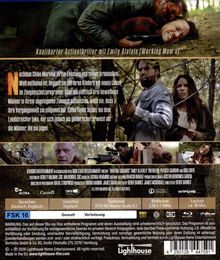 "Knallharter Actionthriller mit Emily Alatalo [Working Mum’s]." Text über Szenen mit kämpfenden und bewaffneten Personen im Wald.