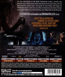 „Dämonische Besessenheit und übernatürliche Rache“ steht über gruseligem Bild und einem Zitat, das Tradition mit modernem Twist verbindet.