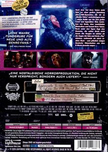 Texte: "Eine wahre Fundgrube für neue und alte Genre-Fans." Bild: Maskierter Mann in düsterem Raum. VHS-Kassetten, Horror-Szenen.