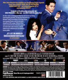 Oben steht: „90er-Jahre Martial-Arts-Kultfilm... mit Jet Li.” Darunter Jet Li in Anzug mit Pistole und Frau an seiner Seite.